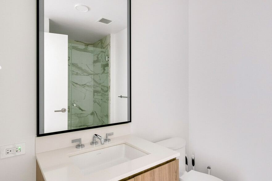 Building Photo - 1000 S Michigan Ave