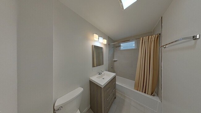 Building Photo - 10 Bayside St