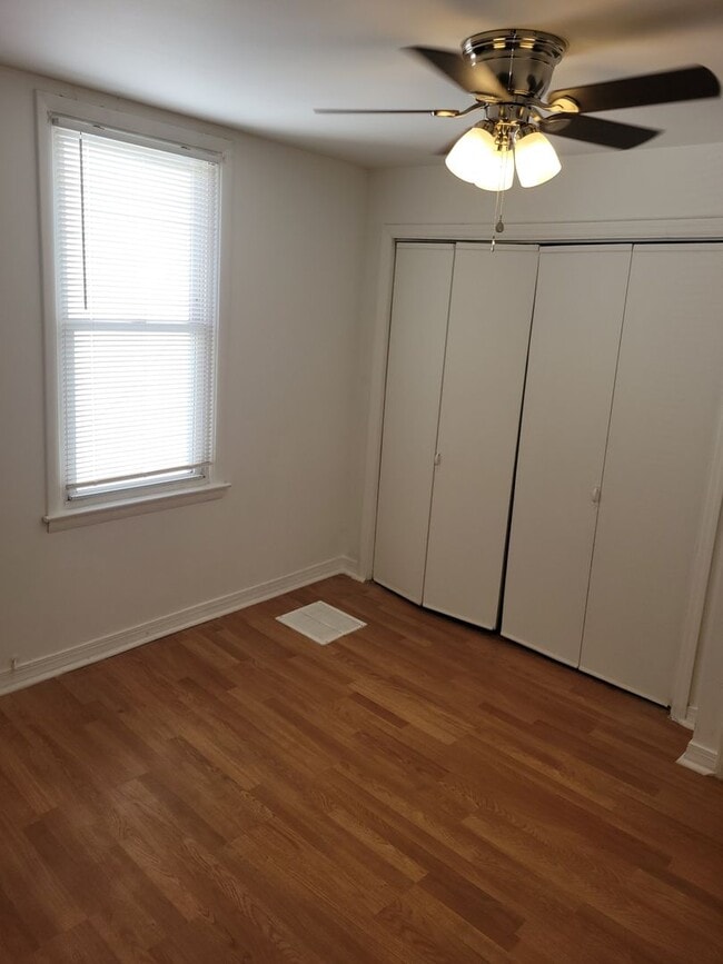 Building Photo - Spacious Twin - Torresdale