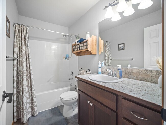 Building Photo - Beautiful home 5MILE/Big Yard & Garage (Furnished)