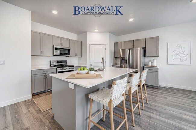 Building Photo - Modern 3-Bed Home with Yard & Amenities