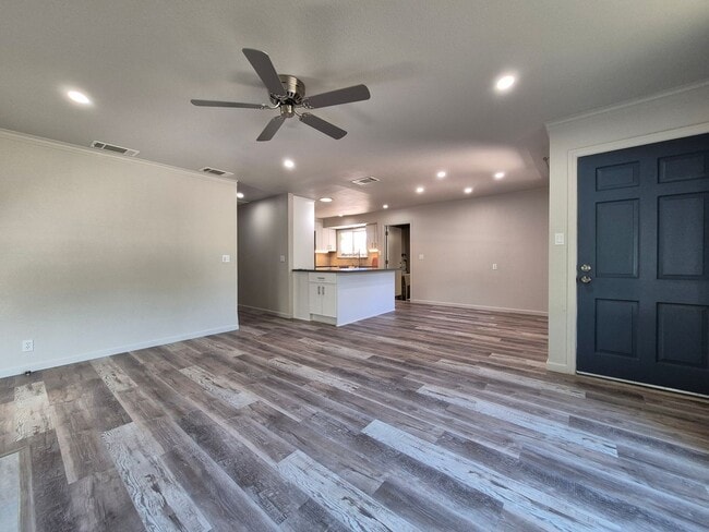 Building Photo - 3 Bedroom Home Near Montgomery Village