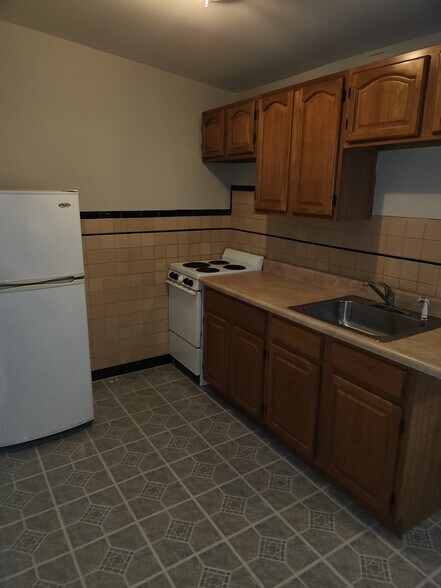 Building Photo - 132 Clymer St