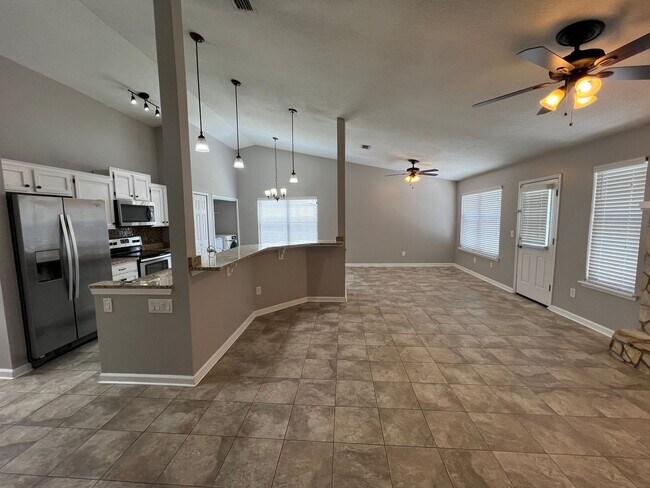 Building Photo - 3 Bedroom - 2 Bathroom - 2 Car Garage