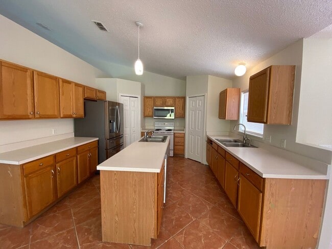 Building Photo - Available Now 3br 2b