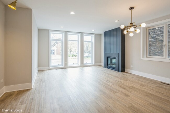 Building Photo - 1647 W Irving Park Rd