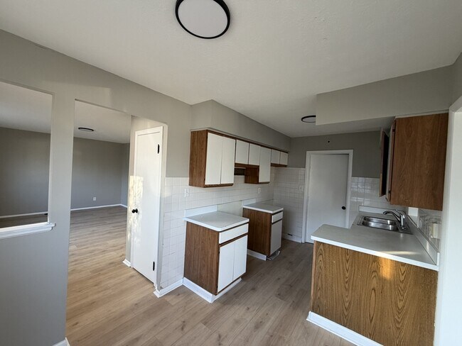 Building Photo - 4300 E 175th St