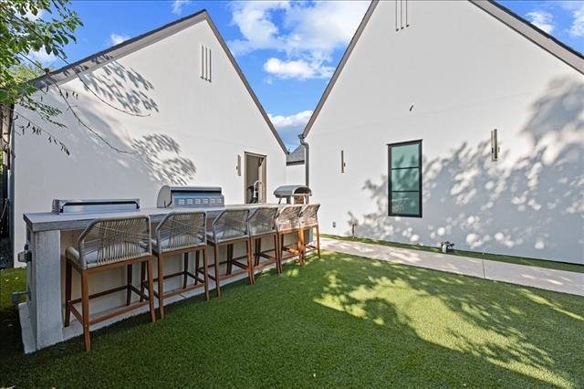 Building Photo - 5839 Richmond Ave