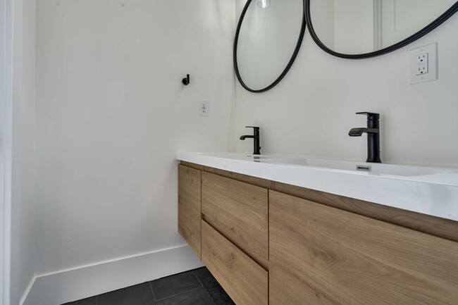 Building Photo - Fully Updated 2BR/2BA Victorian with Priva...