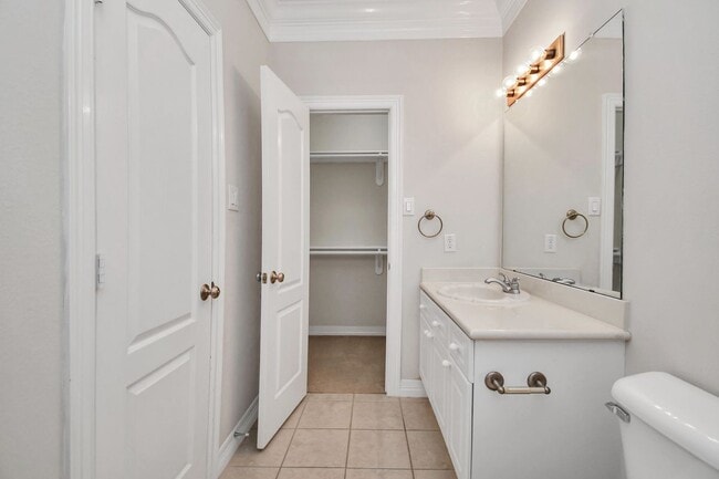 Building Photo - 833 Rosine St