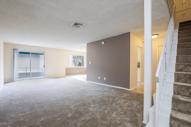 Building Photo - 220 E Live Oak St
