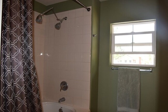 Building Photo - 3 bedroom 2 bath near golf course