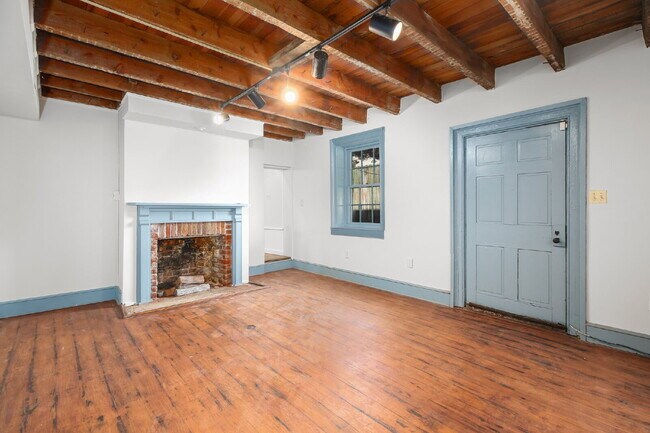 Building Photo - 710 Caroline St