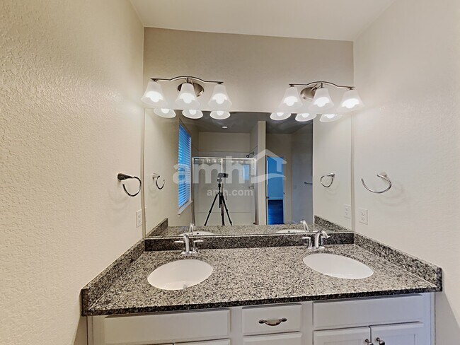 Building Photo - 12730 Ventana St