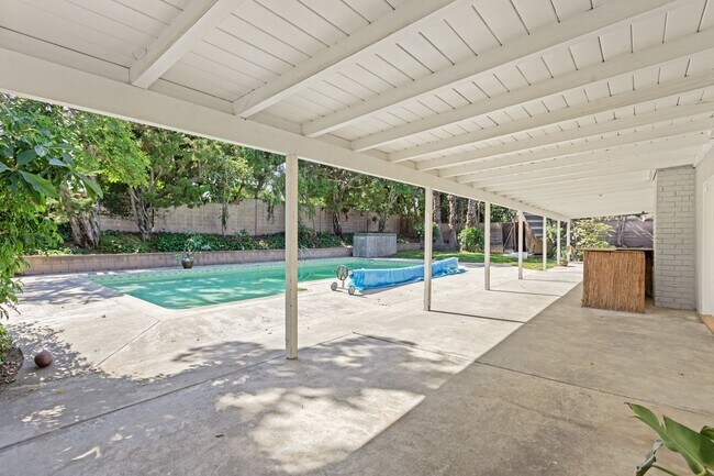 Building Photo - Welcome to this Beautiful Ranch-Style Home...