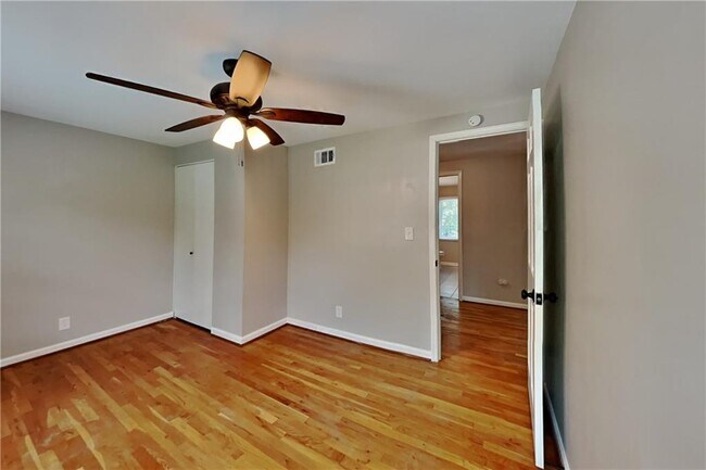 Building Photo - 3770 Fox Hills Dr SE