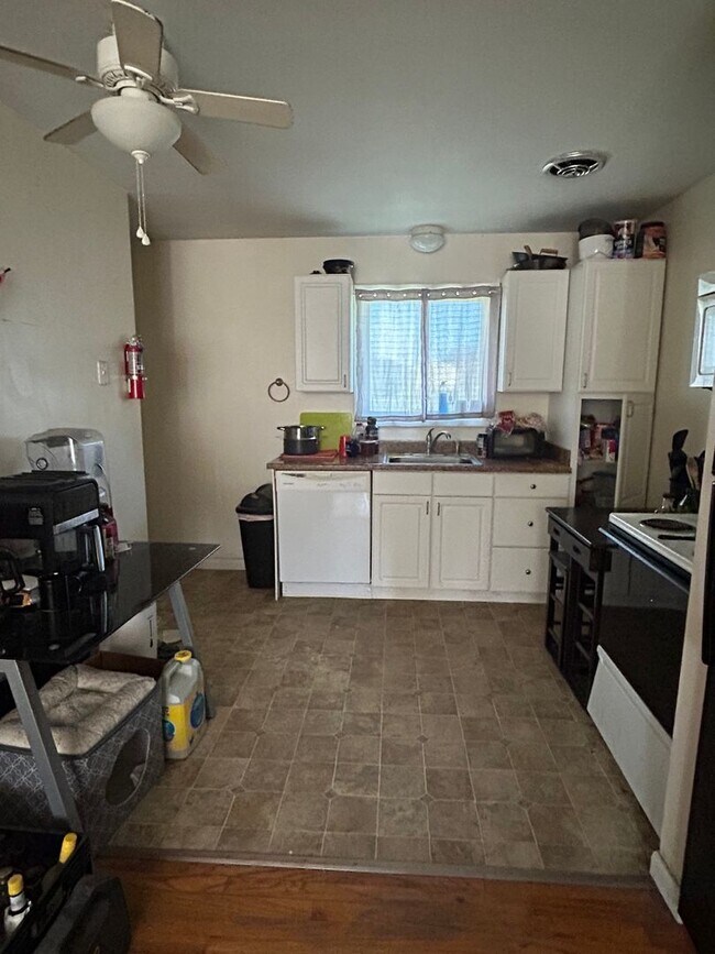 Building Photo - 2 Bedroom, 1 Bath Duplex