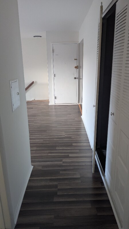 Building Photo - 1204 N Oaks Blvd