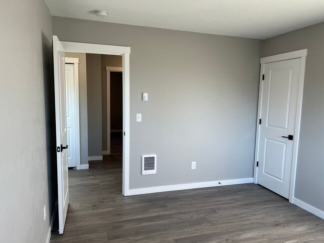 Building Photo - Newer 3 bedroom 2.5 bathroom duplex in Thu...