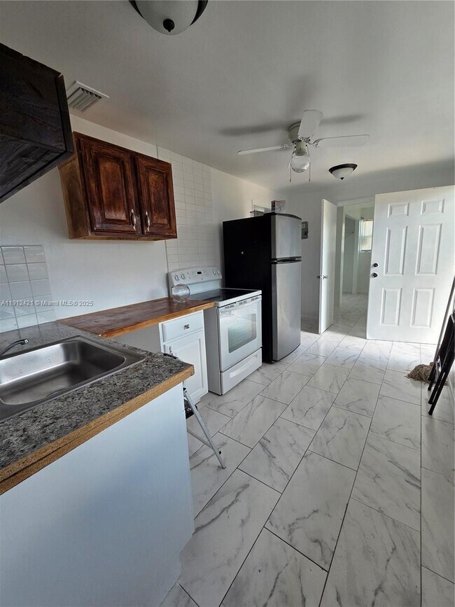 Building Photo - 2124 S Beech Rd