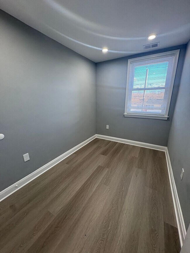 Building Photo - ** 3 BEDROOM TOWNHOME AVAILABLE**