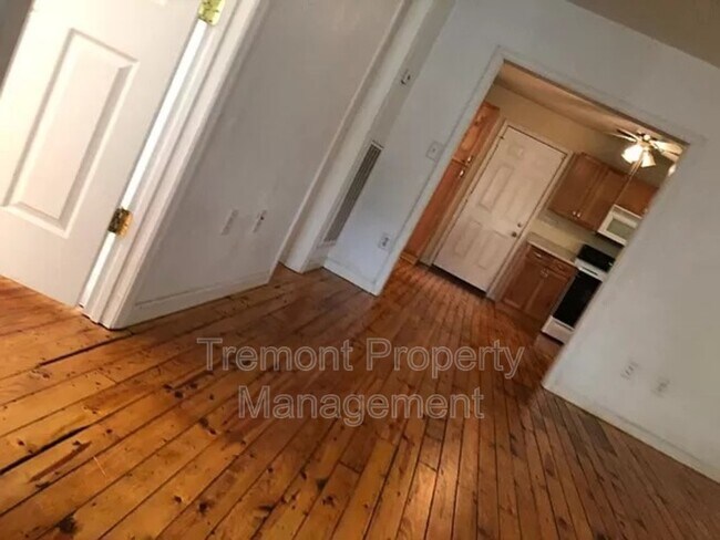 Building Photo - 607 Snow St