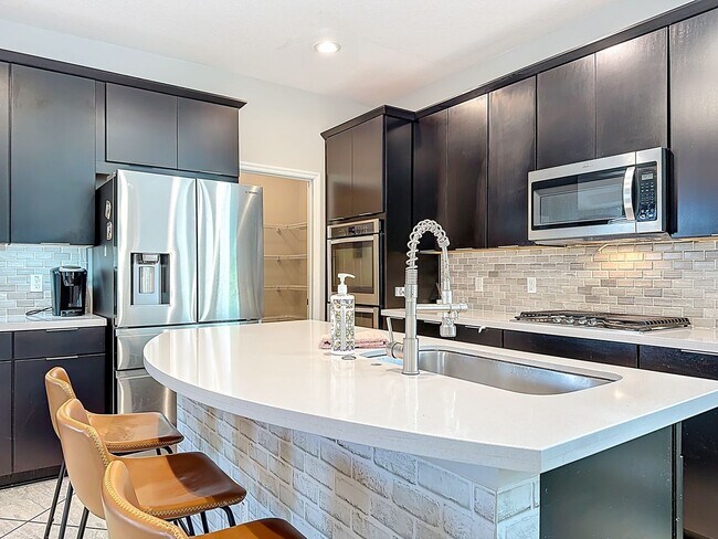 Building Photo - FURNISHED 4 Bedroom House + Office + Home ...