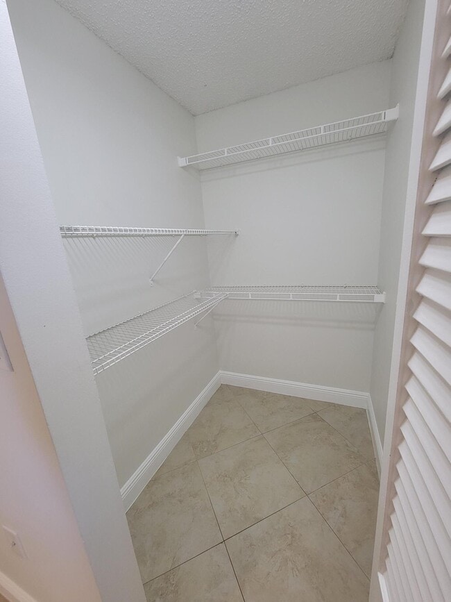 Building Photo - 4208 Glenmoor Dr