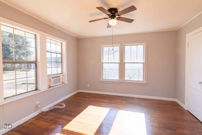 Building Photo - 2100 Garfield St