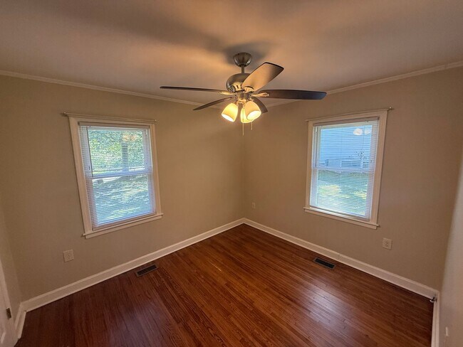 Building Photo - Three bedroom, 1 bath house in Burlington