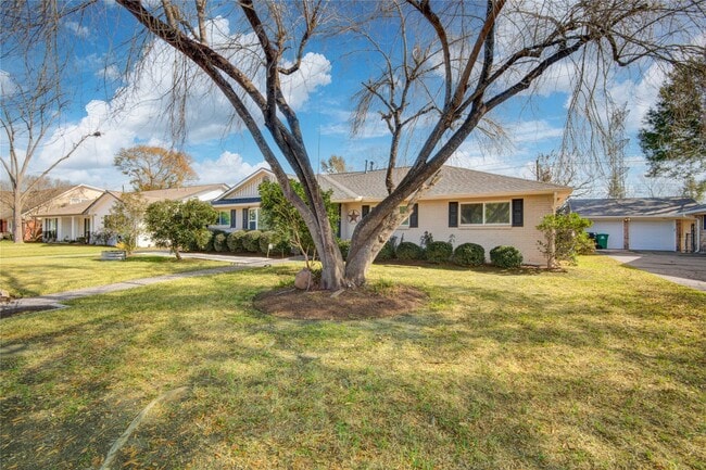 Building Photo - 10303 Greenwillow Dr