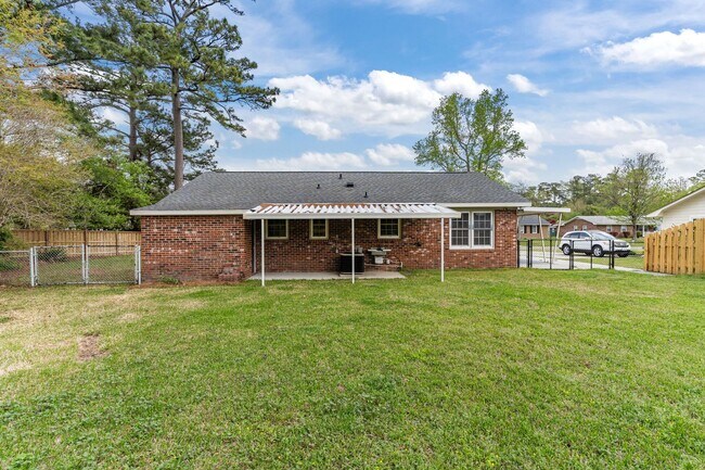 Building Photo - Pet-Friendly | Large Fenced Yard in North Wilmington