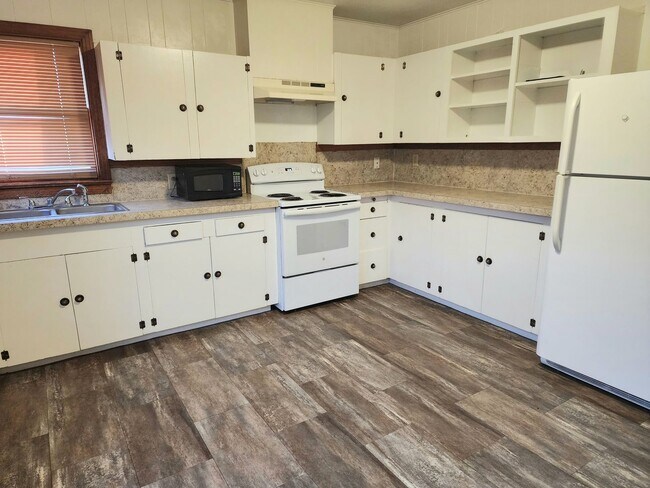 Building Photo - Country Living Home