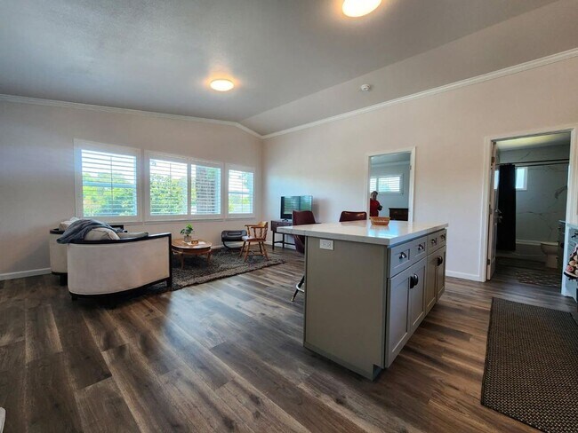 Building Photo - Utilities Included! 1 Bedroom Upstairs Apa...