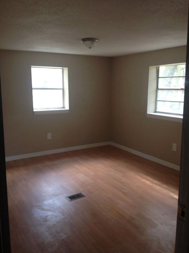 Building Photo - 3301 Diana Dr