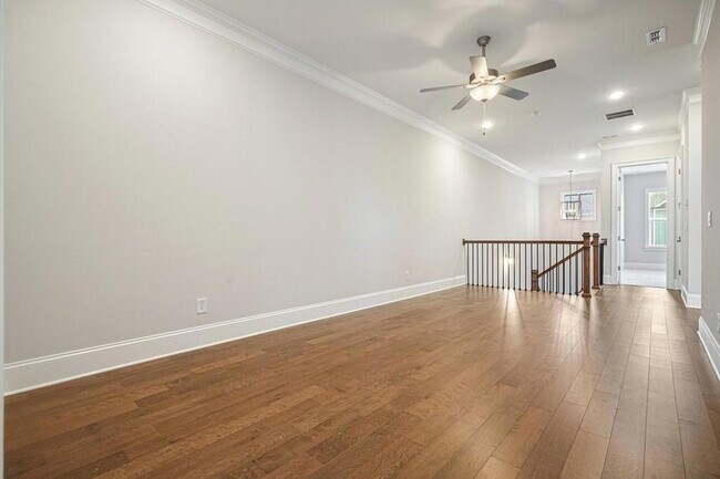 Building Photo - 123 Village Green Ave