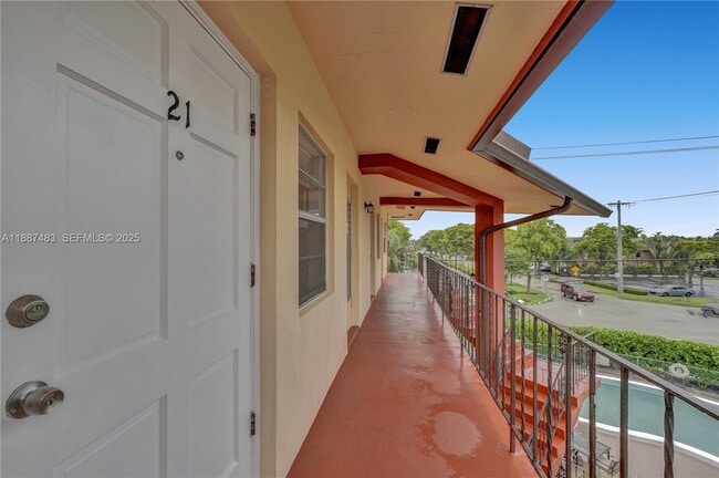 Building Photo - 5050 Bayview Dr