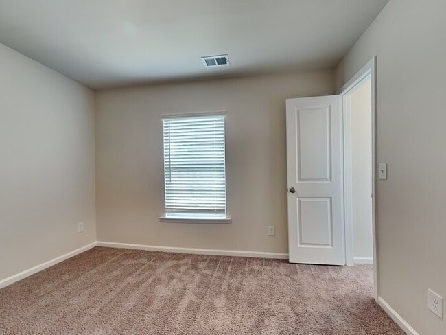 Building Photo - APPLY TODAY! Near Ft Jackson and Downtown ...