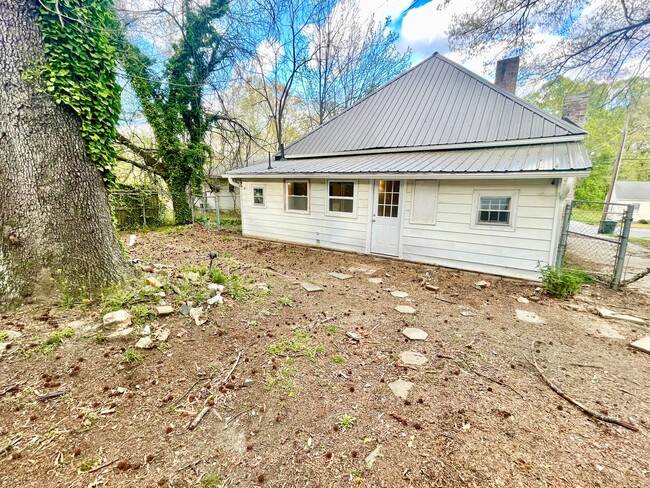 Building Photo - 1004 Highland Ave