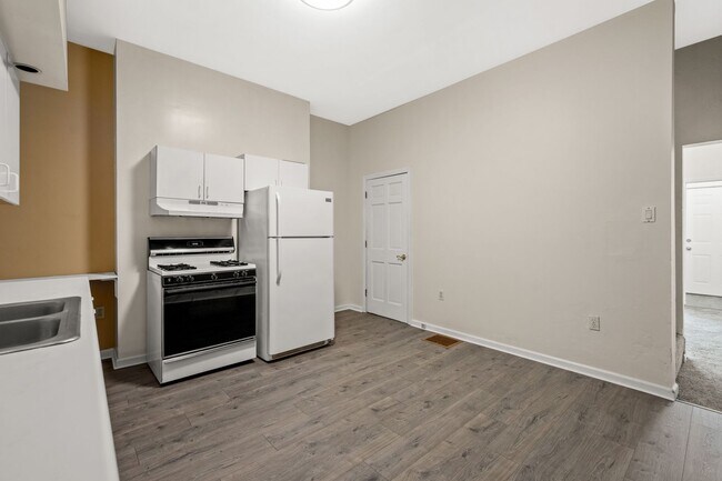 Building Photo - Stunning 3 bedroom home in South Side avai...