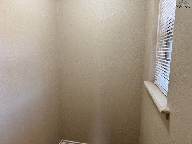 Building Photo - 1408 Normandy Dr