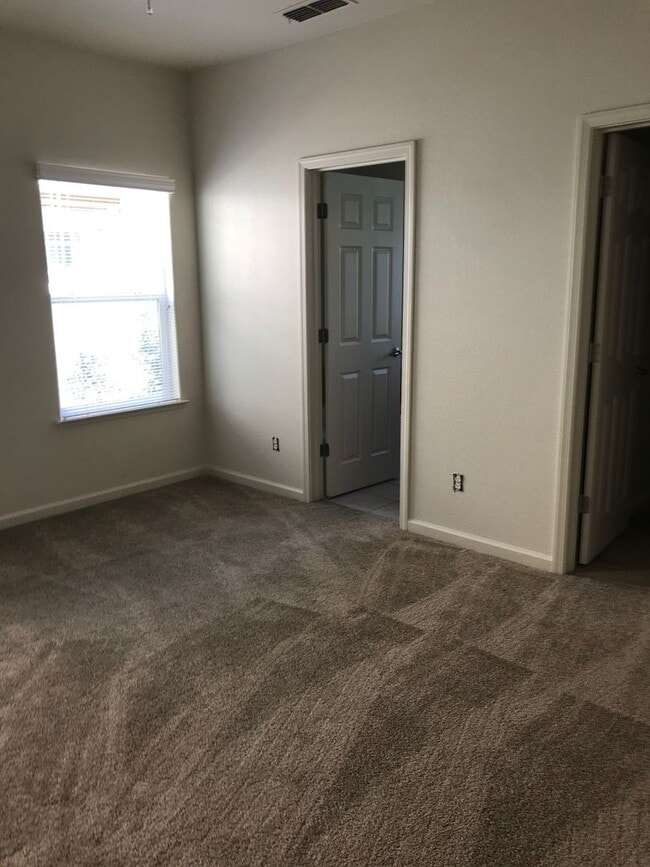 Building Photo - 3 Bedroom Home Close to Gym and Shopping-$1,000 OFF First Month's Rent