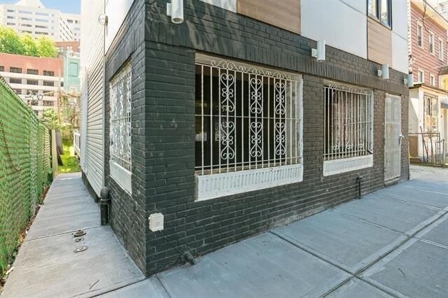 Building Photo - 195 Bay St