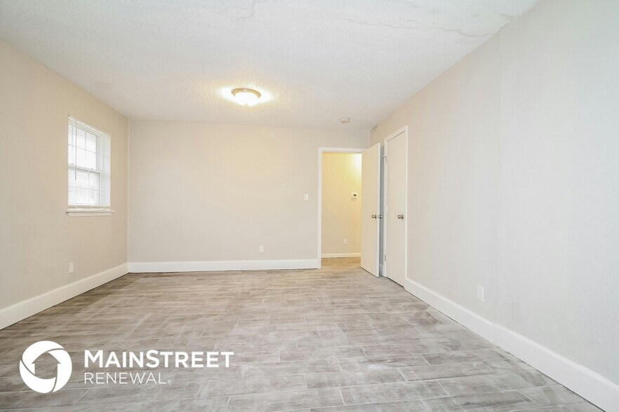 Building Photo - 800 Plaza Dr