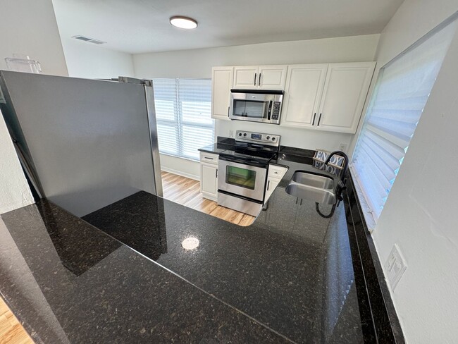 Building Photo - Cozy 2 Bedroom and 2 Bath Townhome in Kiss...