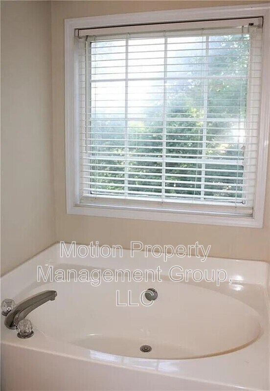 Building Photo - 861 Windward Rd