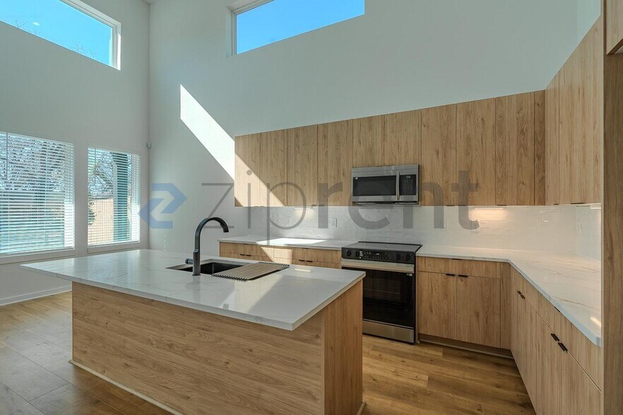 Building Photo - Unit A