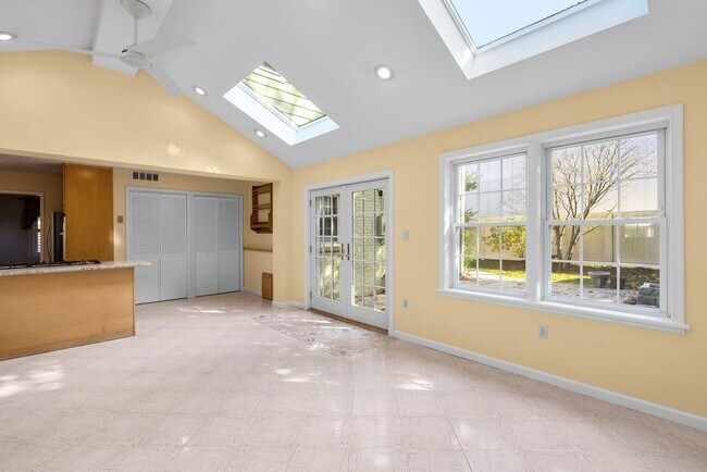 Building Photo - 3 Bed 3 Bath - Kensington Craftsman - Move In Ready
