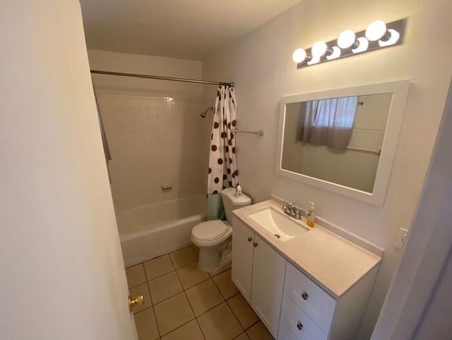 Building Photo - Light-Filled Tucson 2 Bedroom Rental – Mov...