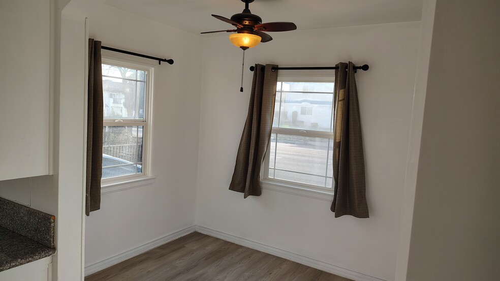 Breakfast/dinning room w/ceiling fan! - 4210 Walnut Grove Ave